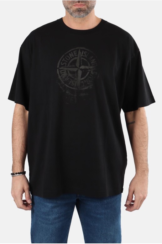T-Shirt Stone Island: Schablonengedrucktes Logo, Künstlerischer und Authentischer Look