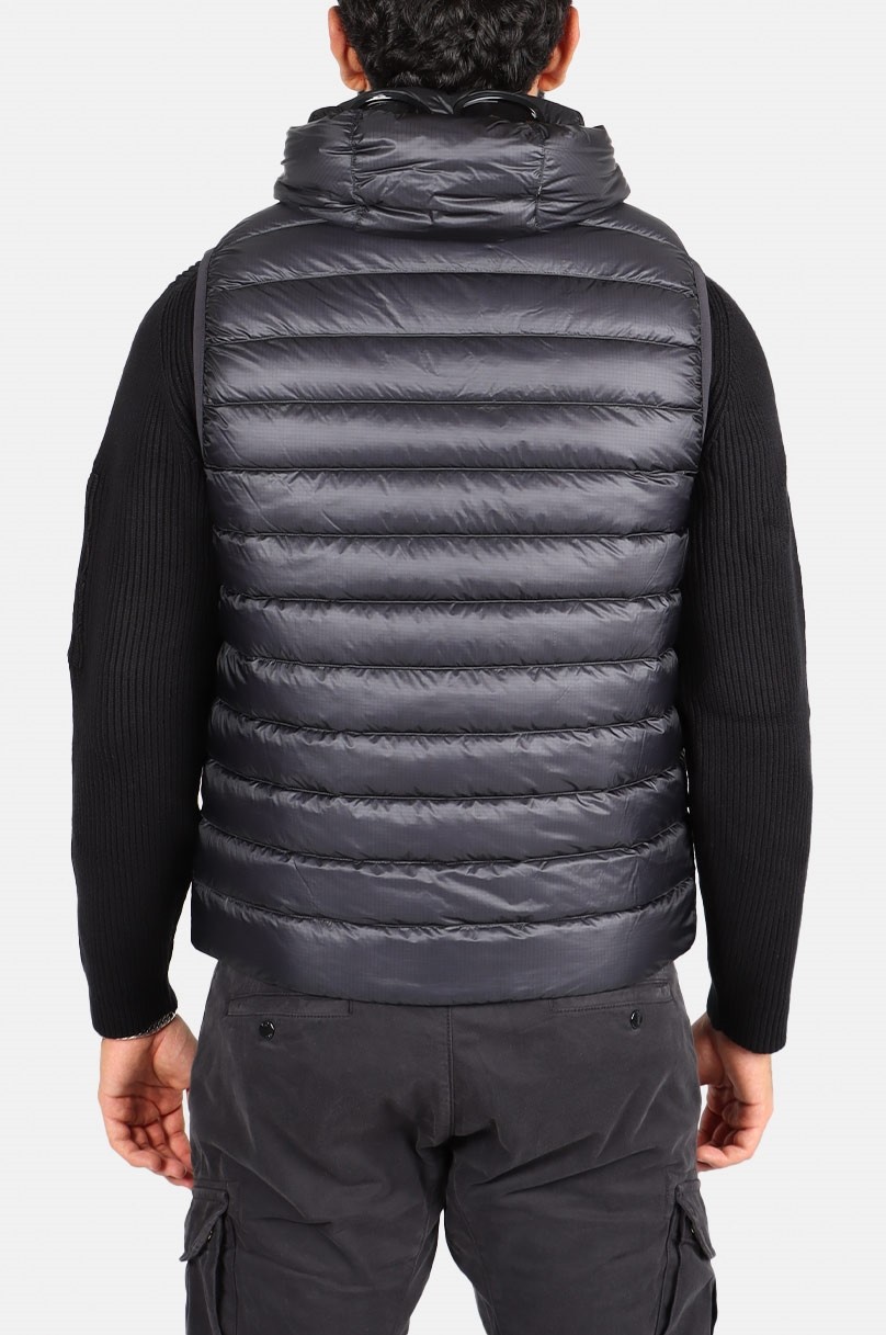 Sleeveless down jacket